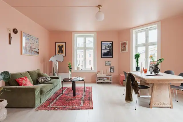 Lekre gulv og masse lys inn av de nye vinduene.