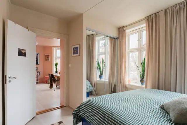 Soverom med skyvedørsgarderobe.