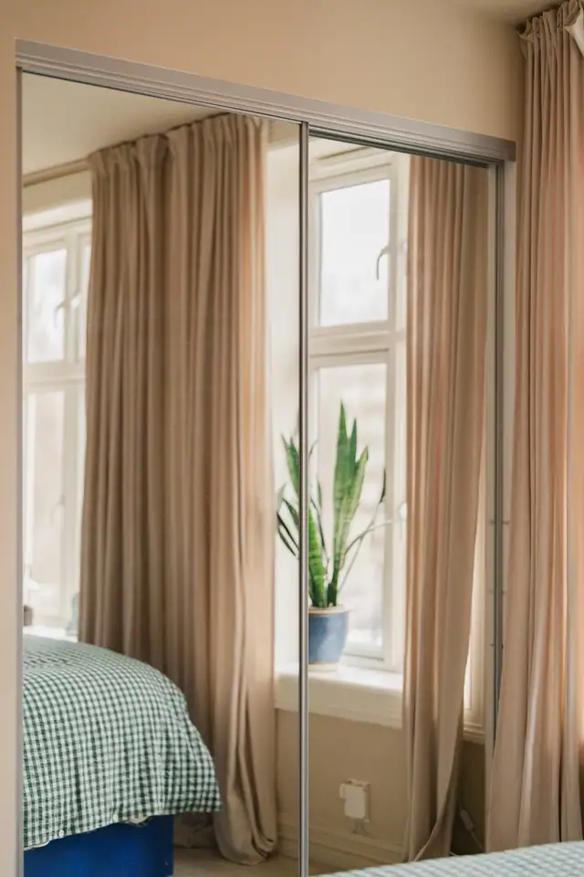 Skyvedørsgarderobe med god plass.