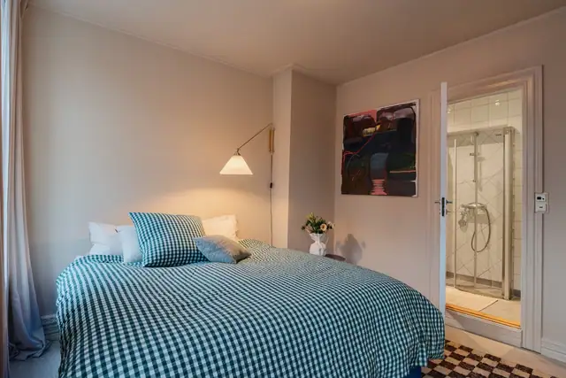 Direkte adkomst til badet fra soverommet.