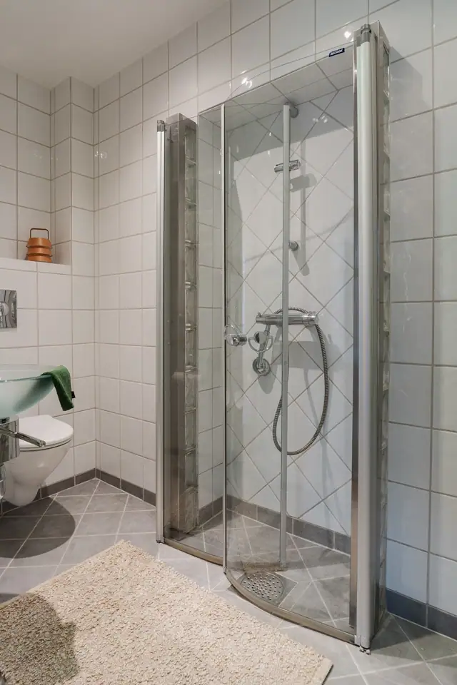 Lekkert flislagt bad med dusjnisje.