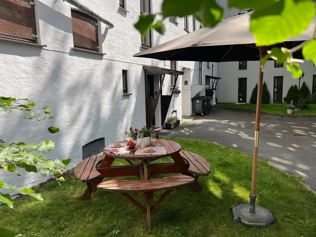 Herlig bakgård med felles utemøbler.