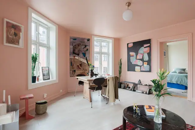 Stor hjørnestue med plass til ulike soner.
