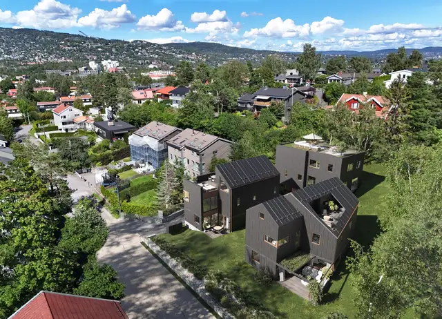 Dronefoto Myrhaugen 24. Tre store eneboliger under oppføring. Boligene vil få nydelige solforhold og flott utsikt over nærområdet. Illustrasjon - avvik vil forekomme.
