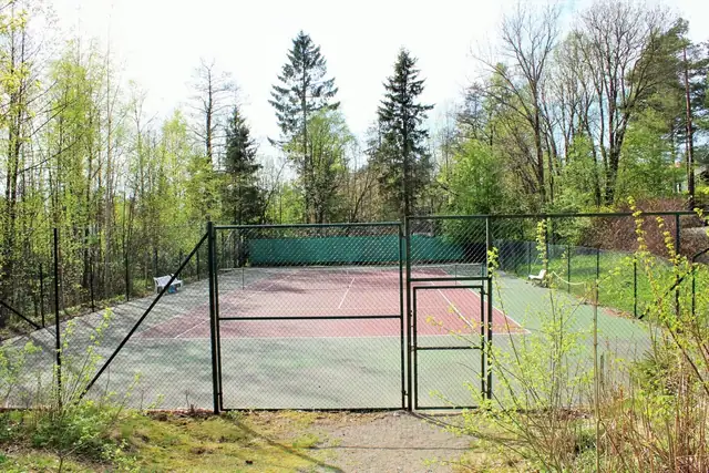 Områdebilde fra den private tennisklubben på Ullernåsen. Kun 2 - 3 minutters gange fra eiendommen.