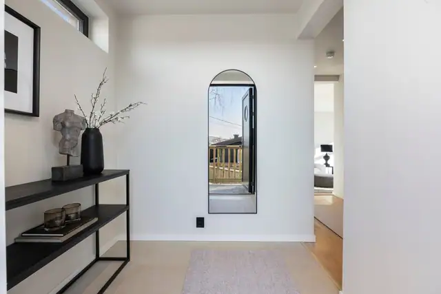 Entre med plass til garderobe.