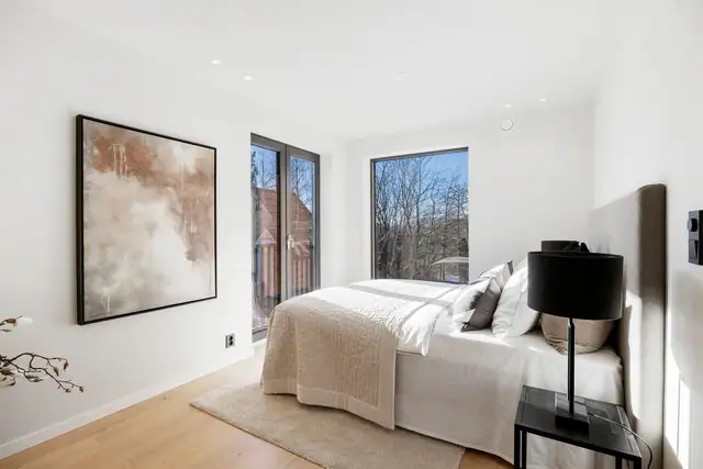 Hovedsoverom med bad en suite og walk-in-closet