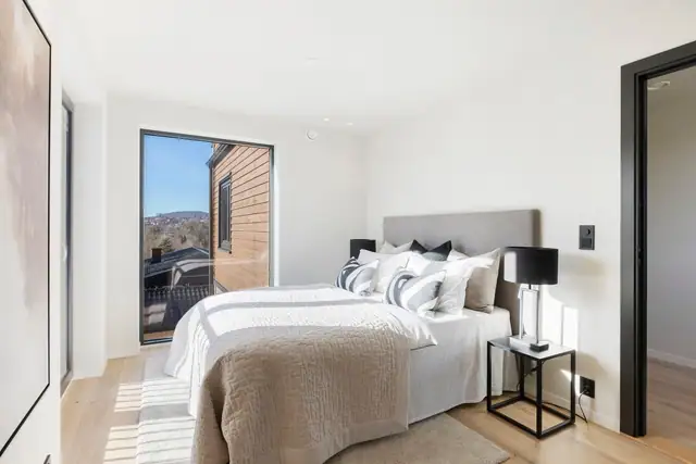 Hovedsoverom med bad en suite og walk-in-closet