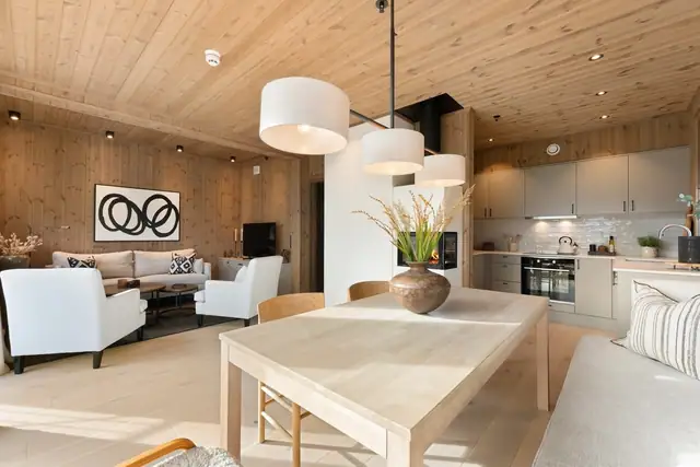 Innbydende spiseplass med naturlig tilknytning til stue, kjøkken og peis.