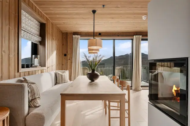 Her samles man rundt bordet med utsikt mot fjellheimen og peisens lune varme.