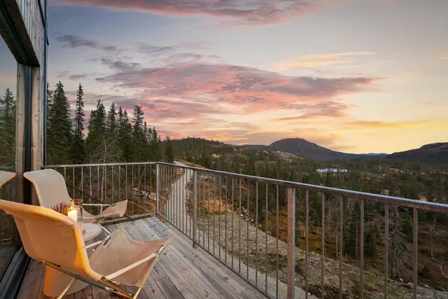 Stemningsfulle kvelder på balkongen med vidstrakt utsikt mot fjellheimen.