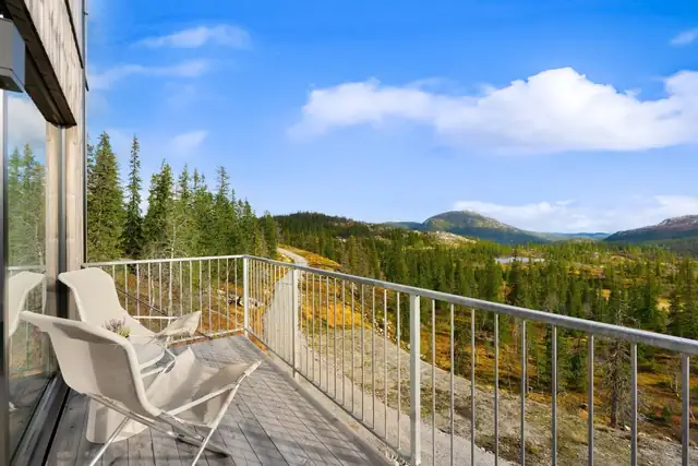 Naturskjønn utsikt og gode solforhold - her kan fjellheimen nytes fra egen balkong.