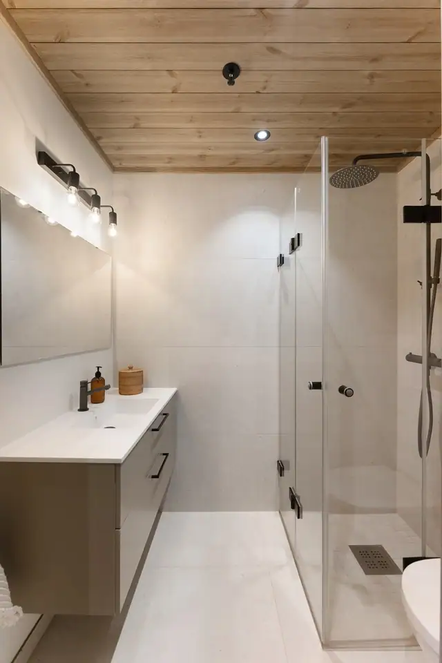 Bad i 3. etasje - Leiligheten har et bad i hver etasje. Begge badene er holdt i en delikat, gjennomført og moderne stil med downlights i himlingen, lyse vegger og matchende fliser på gulv med vannbåren gulvvarme.
