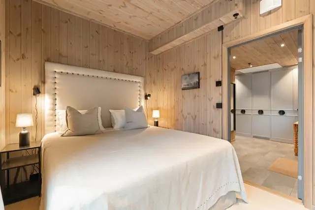 Det er god plass til dobbeltseng, nattbord og annet ønsket møblement.