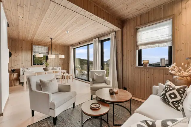 Store vinduer i to himmelretninger byr på unik, naturlig lyssetting og langstrakt, fin utsikt.