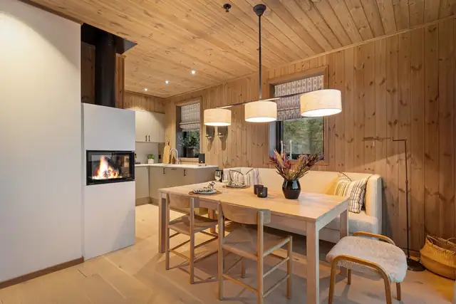 Ved kjøkkenet er det rom for å samle familie og gjester til hyggelige måltider og spillkvelder rundt et langbord.