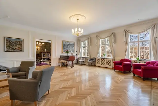 Villaen oppvarmes via radiatorer med vannbåren varme, tilknyttet et sentralfyranlegg basert på bruk av bioolje.