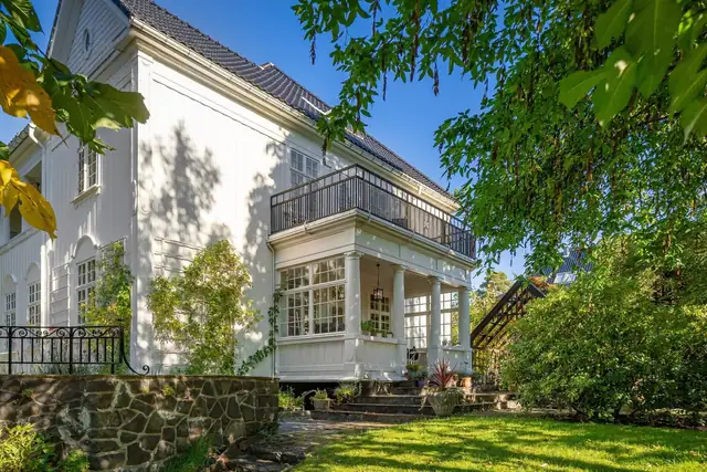 På villaens østside er det verandakonstruksjon i sveitserstil over to plan. Den nedre verandaen ligger utenfor spisestuen og har et areal på ca. 15 kvm. Den øvre verandaen måler ca. 16 kvm, og har adkomst fra et av soverommene i andre etasje.