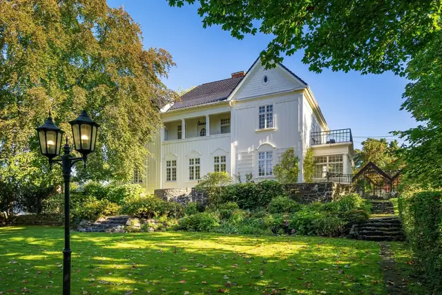 Skjermet og tilbaketrukket ligger Villa "Ekhaugen", et praktfullt og klassisk utformet hjem fra 1912, med god takhøyde og store oppholdsrom på rekke.