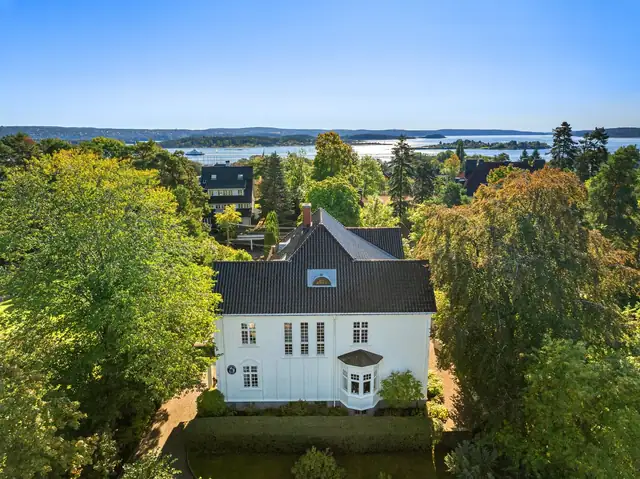 Villaen går over tre plan pluss stort loft, er tegnet av de anerkjente arkitektene Hans Backer Fürst og Ole Sverre, og har tilhørt Johan Throne Holst - en av datidens mest markerte industriledere.