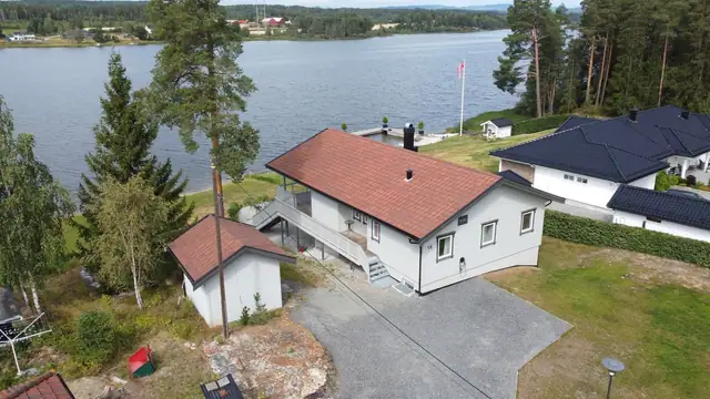 Dronefoto over eiendommen mot Tyrifjorden.