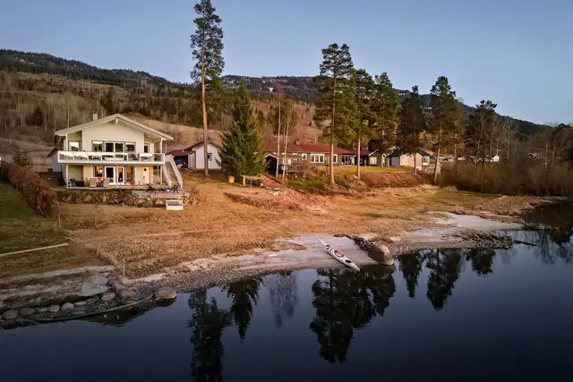 Velkommen til Askimjordet 18. 
Attraktiv strandeiendom beliggend ei blindvei.