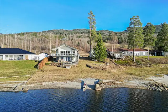 Idyllisk beliggende langs Tyrifjorden. Begynnelsen av Finnemarka i bakgrunnen.