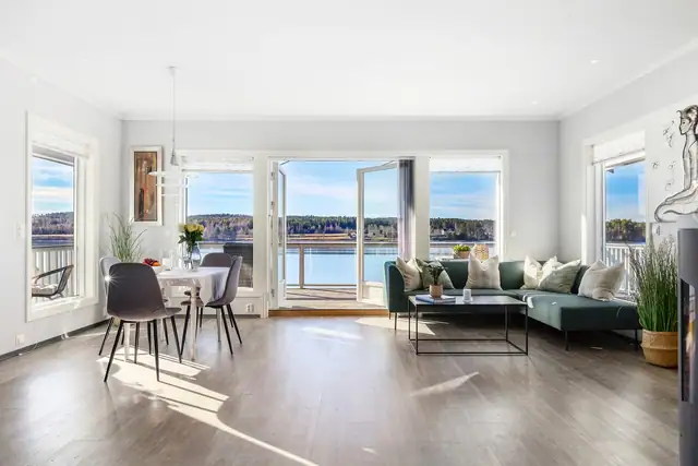 Stue i 1. etasje med nydelig utsikt mot Tyrifjorden. Utgang til sydvestvendt og delvis overbygget terrasse.