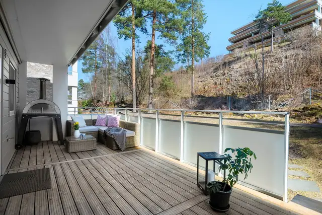 Sydøstvendt terrasse på 18  m² med utgang fra kjøkkenet.