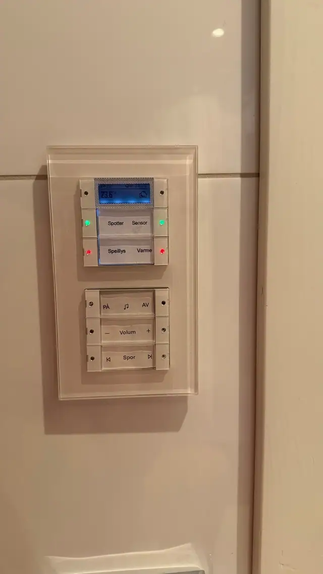 KNX smarthussystem som styrer lyd, lys og varme. Selger tilbyr 2 timer gratis programmering av systemet med autorisert elektriker.