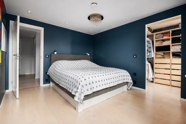 Hovedsoverom med bad en-suite og walk-in-closet.