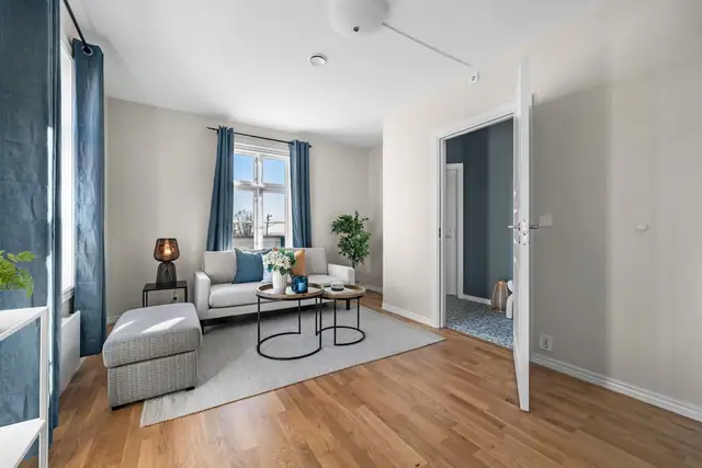 Stuen er av god størrelse med naturlige møbleringssoner - Her er det god plass til komfortabel sofa, salongbord og mediemøbler.