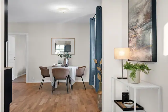 Gulvet er lagt i en varm trestavs eikeparkett.