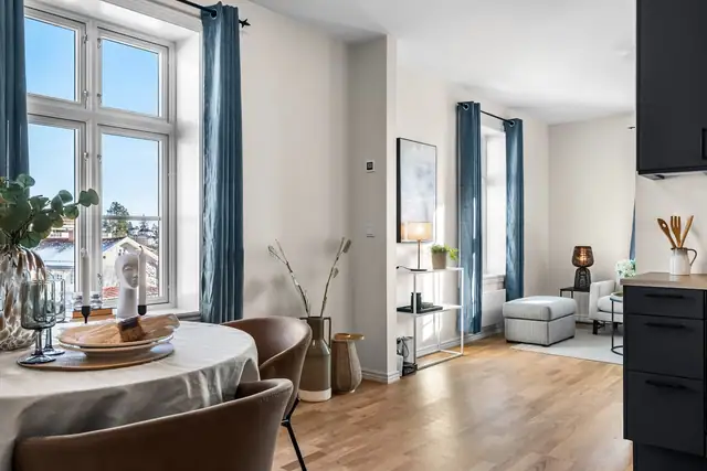 Spisestuen/kjøkken har god plass til stort spisebord - Perfekt for alle dine hyggelige begivenheter.