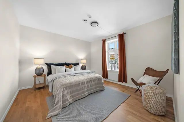 Romslig soverom med stor plass til god seng og gode oppbevaringsmuligheter.