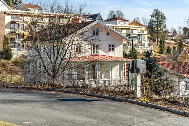 Det medfølger egen parkeringsplass med elbillader (plass nr. 2). Sameiet har også 1 gjesteplass for besøkende.