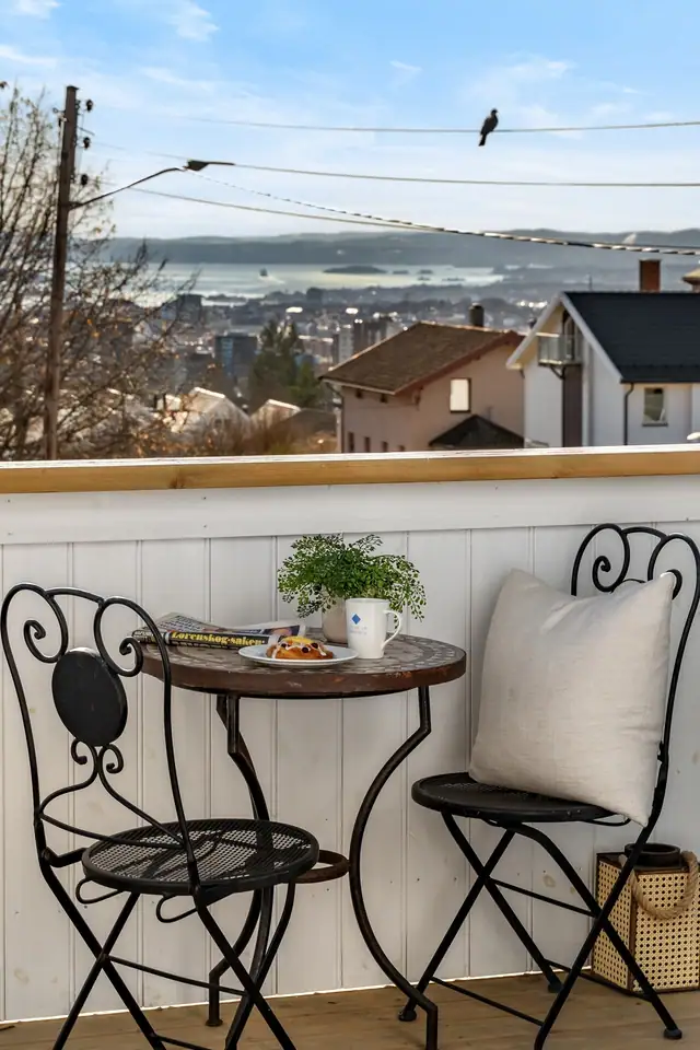 Nyt en kaffe på balkongen med fantastisk utsikt over byen og fjorden!