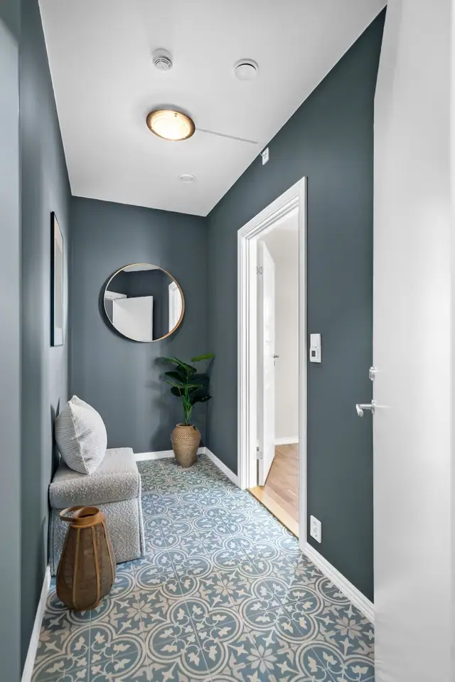 Entreen gir et godt førsteintrykk av leiligheten med delikate farger som skaper en god atmosfære. Her er det god plass til egen garderobe om ønskelig.
