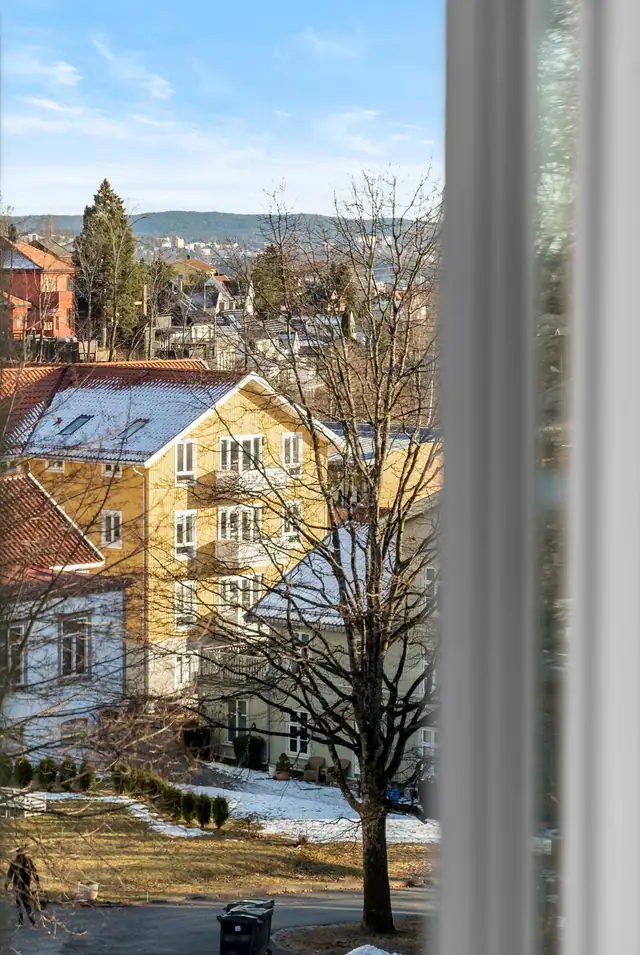 Fra stuen er det flott utsyn utover nærområde.