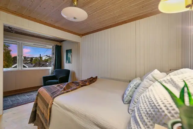 Leiligheten har to store soverom i første etasje, samt et kontor med trapp ned til kjelleren. (Planløsningen kan gi mulighet for et ekstra soverom i del av stuen).