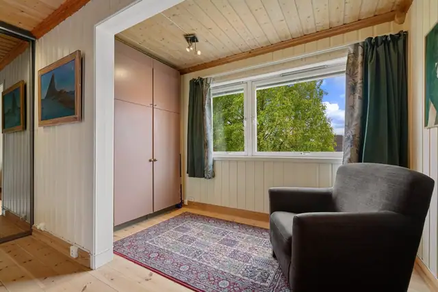 Det største soverommet er innredet med skap i ytterste del.