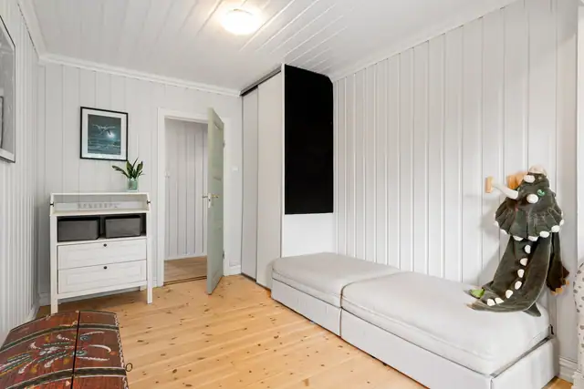 Soverommene har gulv i heltre furu som ble slipt opp for ca. 5 år siden, mens veggene er i malt panel.