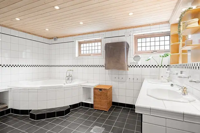 Boligen har to bad i første etasje. Hovedbadet er ekstra romslig og ble etablert på 2000-tallet og utbedret i 2019 med nye fliser, gulvvarme og smøremembran.