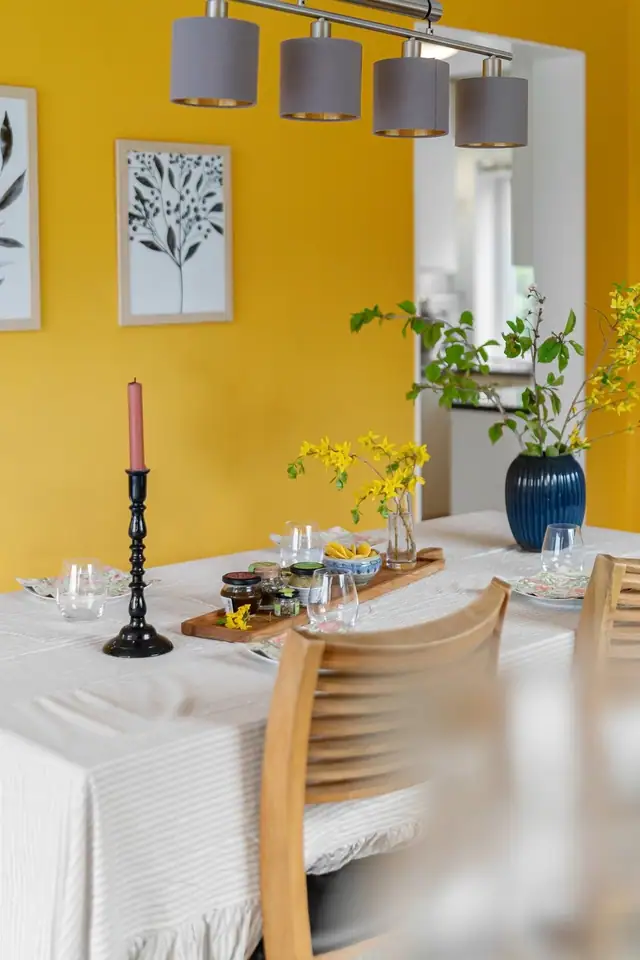 I spisestuen er veggene glatte og malt i en solgul farge, samt himling som er glatt og hvitmalt.