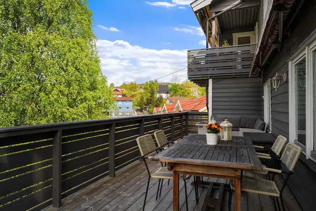 Uteområdene har svært gode solforhold og god plass til utemøbler, grill og sosiale soner.