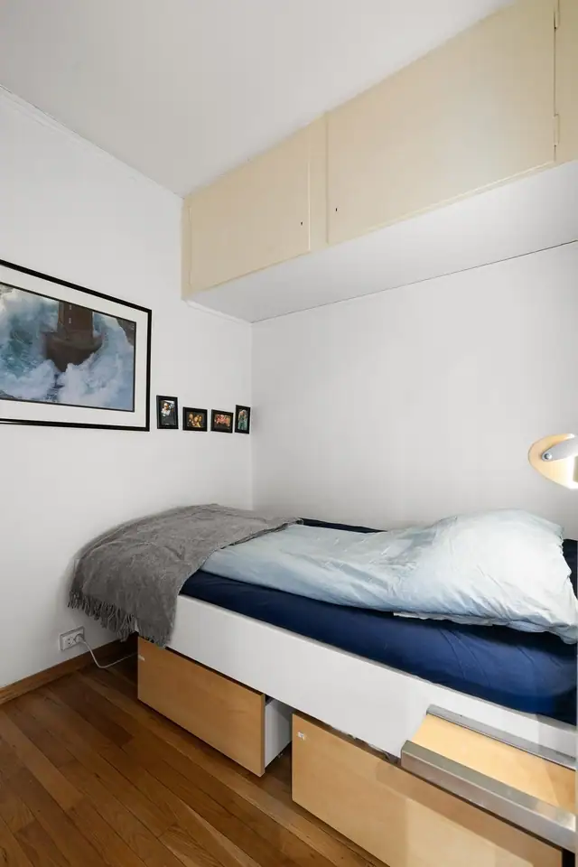 Adskilt sovealkove med plass til seng.