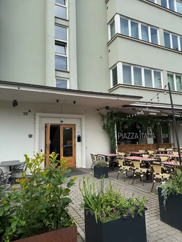 Innbydende og pent opparbeidet inngangsparti i sameiet, med dekorativ beplantning og velstelte omgivelser. I selve bygget finner du blant annet Piazza Italia, rangert blant topp 10 restauranter i Oslo på Tripadvisor.