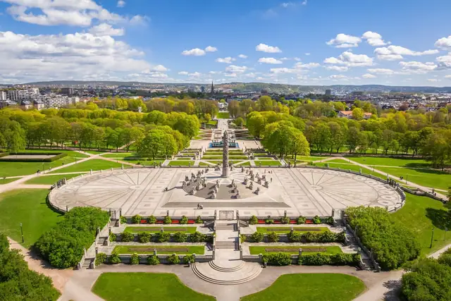 Umiddelbar nærhet til Frognerparken/Vigelandsparken, buss og trikk, restauranter og butikker.