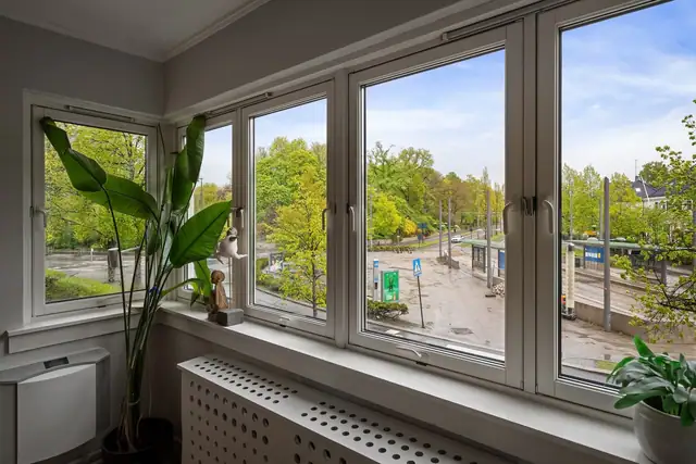 Store vinduer gir utsyn mot Frogner plass. Vinduene er 3-lags isolerglass produsert i 2022 og har lyddempende egenskaper.