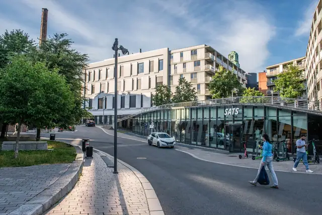 Få meter fra boligen finnes det mange hyggelige kaféer og restauranter med uteservering, nærbutikker og treningssentre.